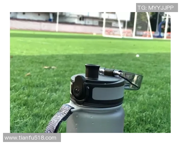 足球明星运动水杯助力运动爱好者畅享健康生活与激情赛事体验