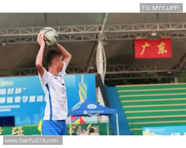 足球明星在绿茵场上挥洒汗水的精彩瞬间与技艺展示 足球明星在绿茵场上挥洒汗水的精彩瞬间与技艺展示