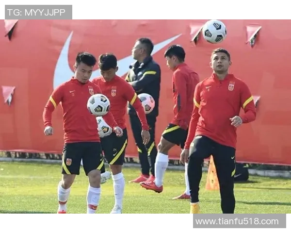 足球明星颠球失误瞬间引发球迷热议精彩瞬间与意外失误的完美结合