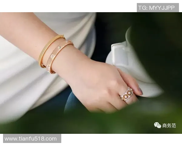 足球明星佩戴手环的时尚风潮与运动精神的完美结合