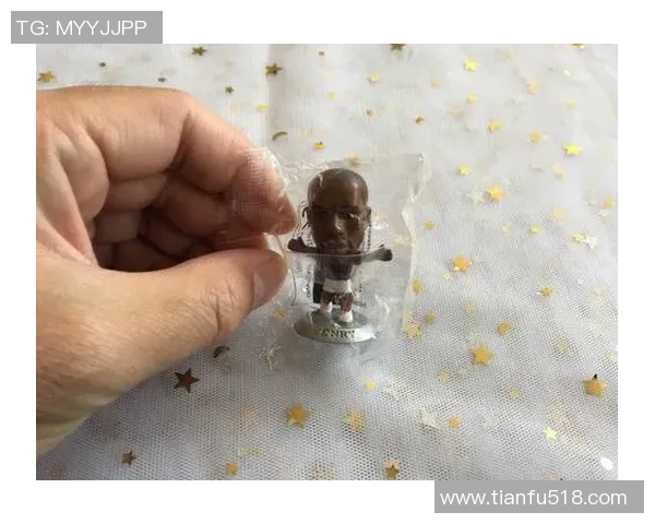 足球明星玩偶首饰品带你体验球场魅力与时尚风潮的完美结合